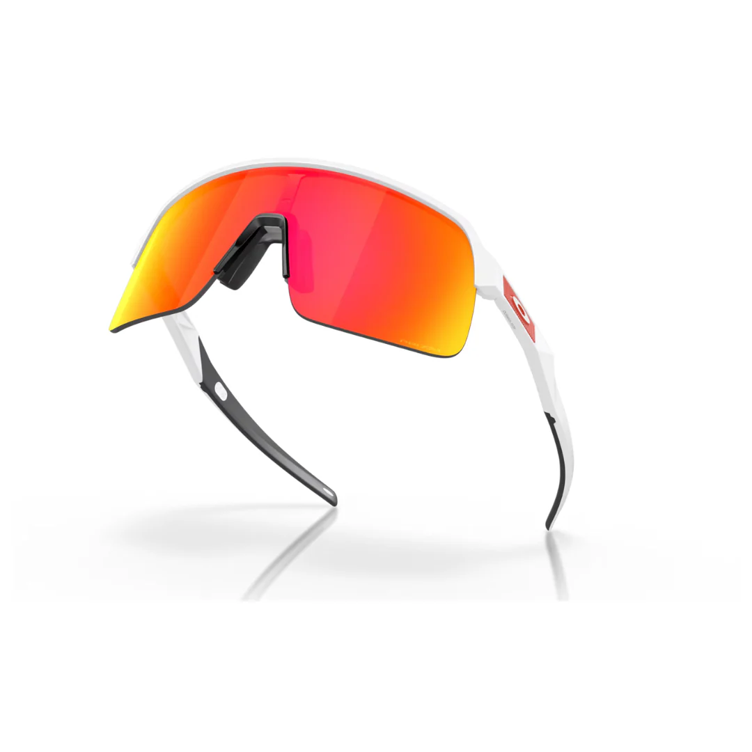 Occhiali Oakley Sutro Lite - Bianco Opaco / Prizm Ruby - Image 4